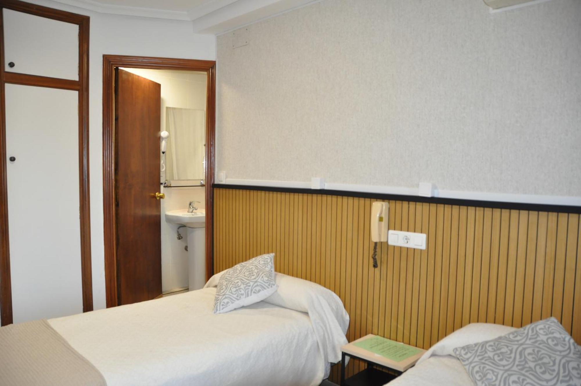 Hostal Ramon Y Cajal Valladolid Luaran gambar